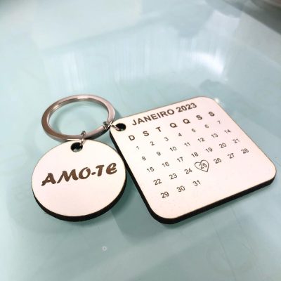 Porta Chaves MDF branco calendário + bola com palavra